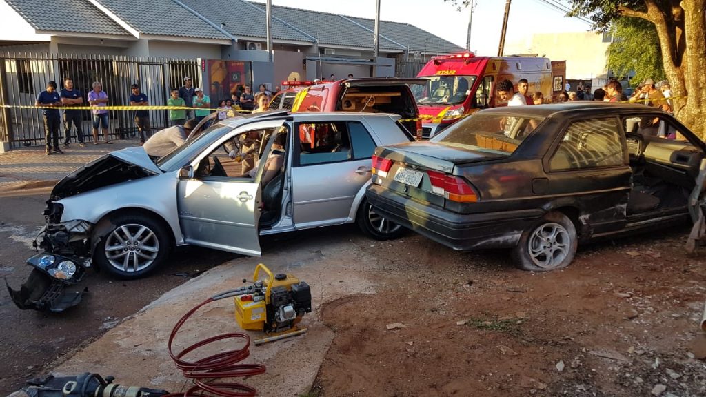 Golf e Versailles se envolvem em grave colisão no Bairro Esmeralda
