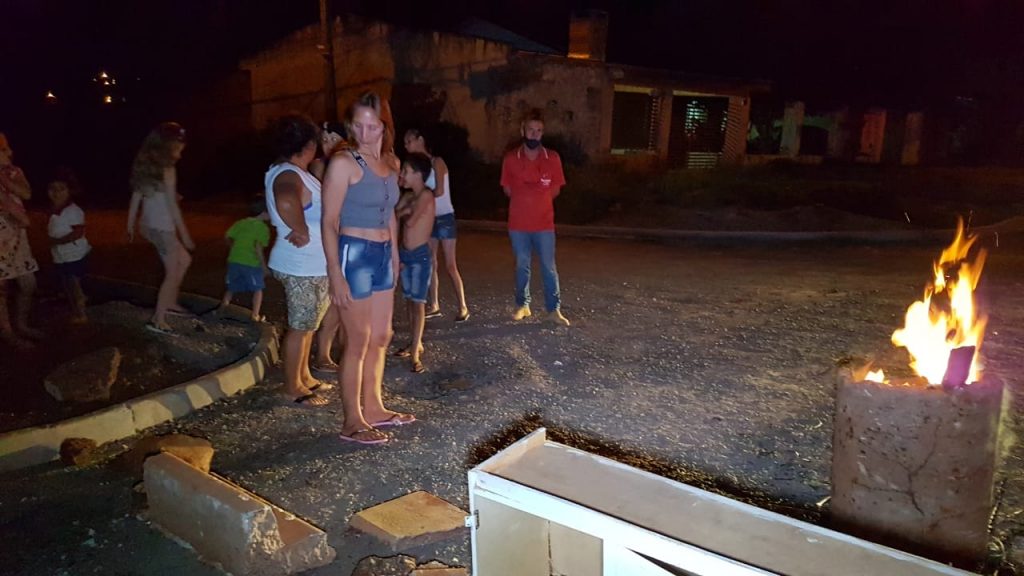 Temendo novos acidentes, moradores do Interlagos fecham cruzamento e protestam