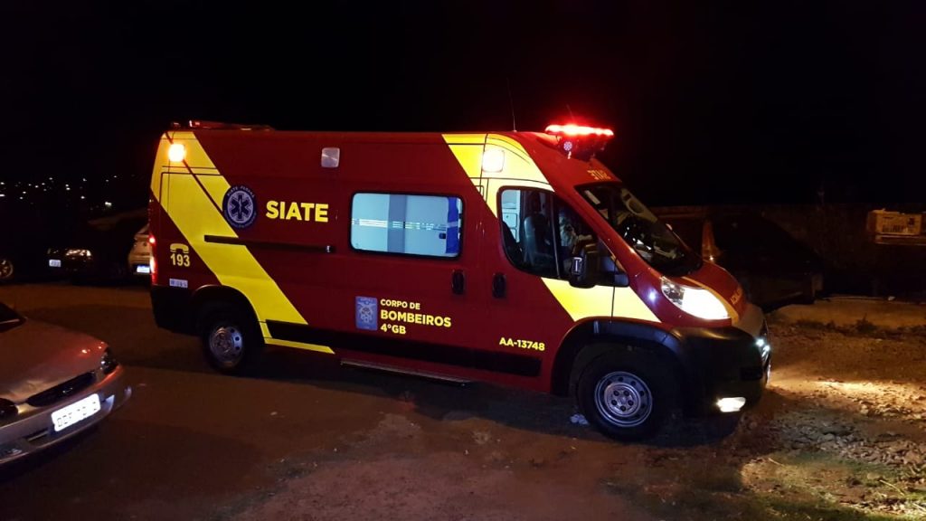 Homem cai de caminhão e é socorrido no Bairro Floresta