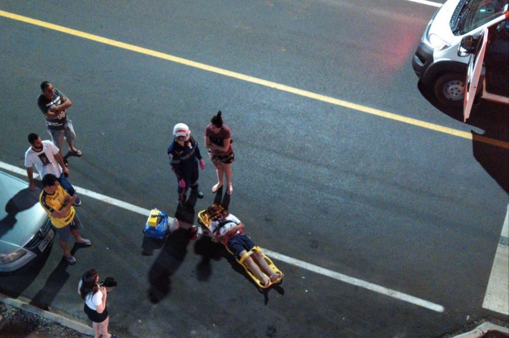 Ciclista é atropelado por carro no Jardim Itália