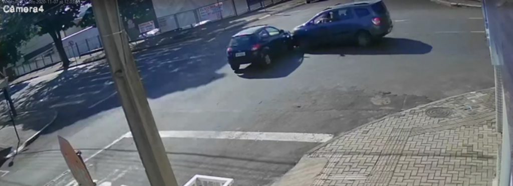 Câmera de segurança flagra acidente na Rua Erechim