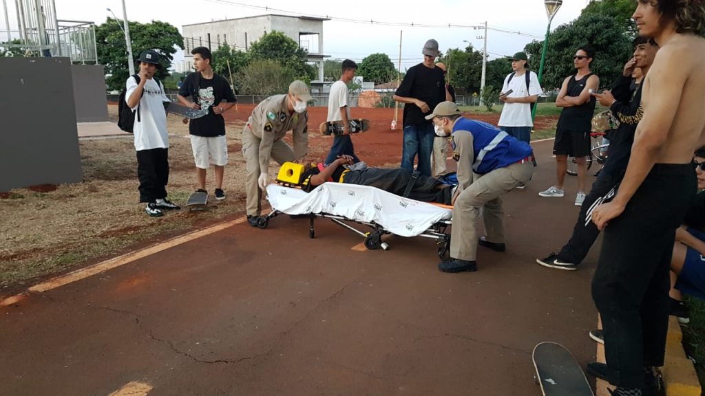 Jovem cai de skate no Ciro Nardi e Siate é chamado para prestar atendimento
