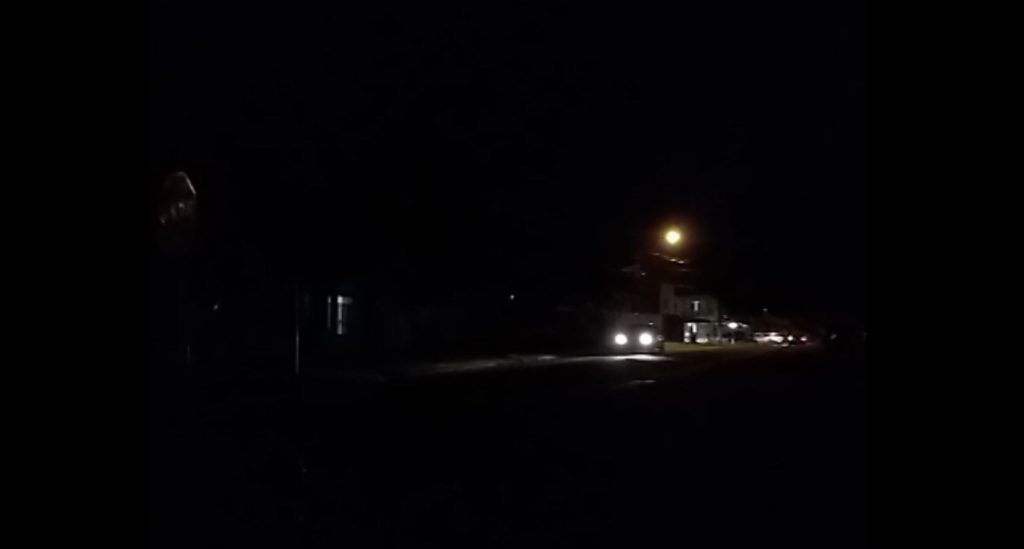 Moradora reclama de escuridão na Rua Anita Garibaldi, no Jardim Nova Cidade