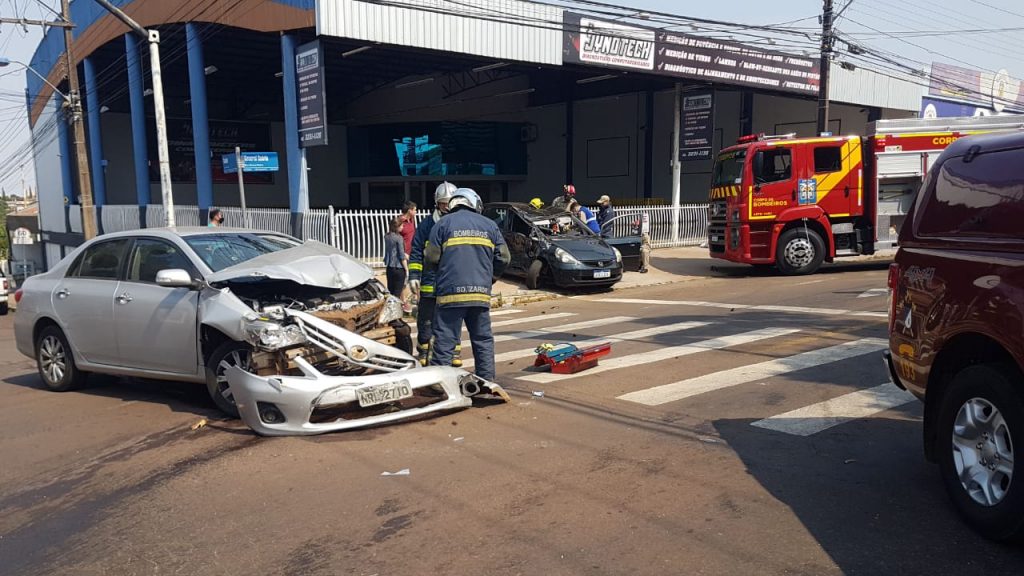 Carro capota em forte colisão na Rua General Osório, no Centro