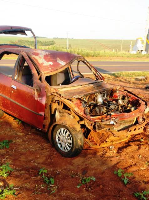 Veículo capota na PR-180 e motorista não é encontrado