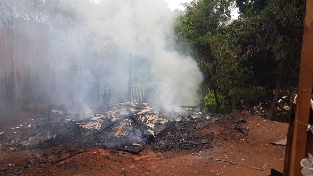 Casa pega fogo e chamas se alastram e atingem depósito de madeira