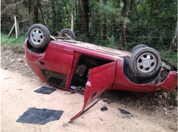 Carro que retornava de rave capota e moradores reclamam de frequentes festas
