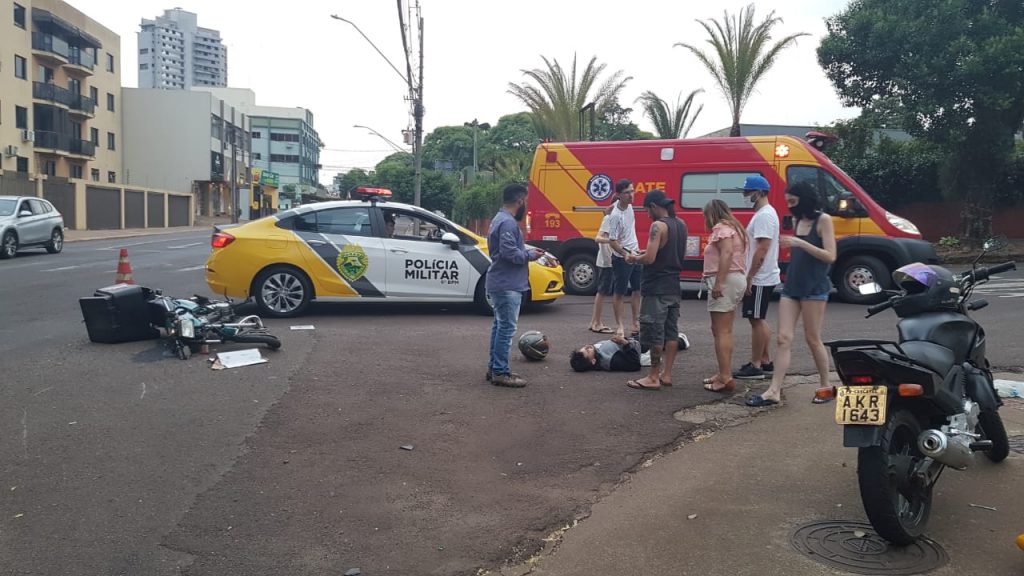 Pilotos ficam feridos em colisão entre motos na Rua Paraná