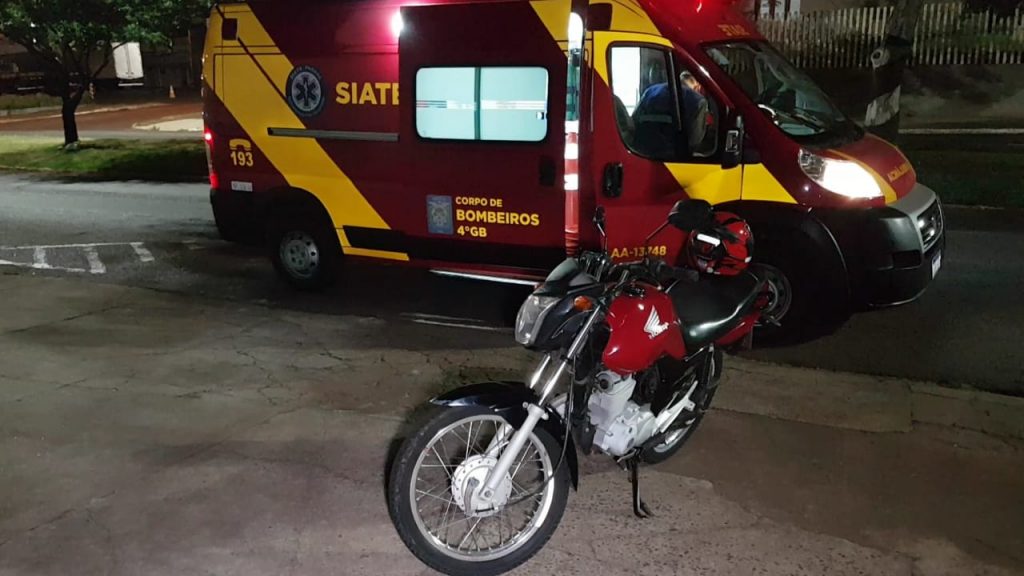 Mulher cai de moto na Avenida Rocha Pombo, no Bairro Pacaembu