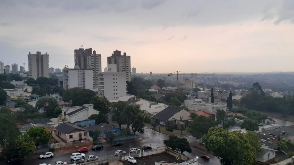 Segunda-feira começa com chuva em Cascavel; temperatura varia entre 17º e 26º