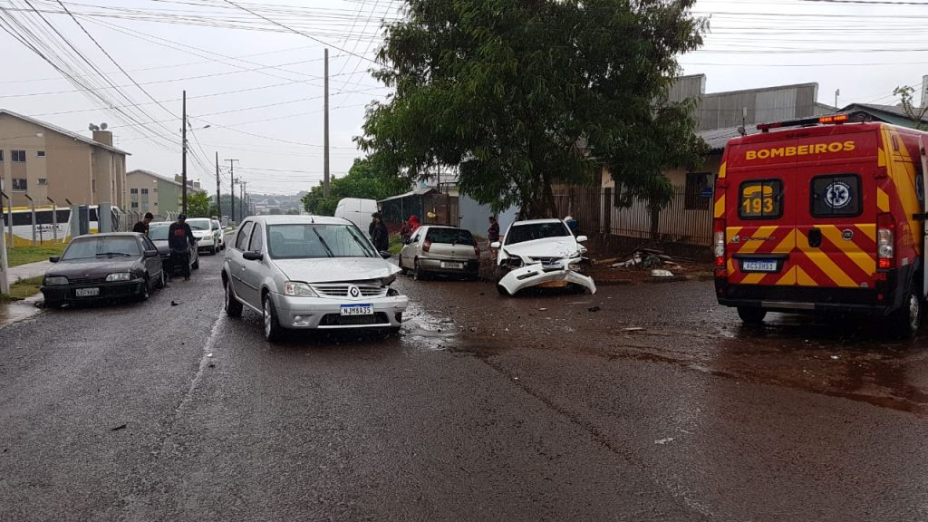 Acidente envolve três veículos no Bairro Brasmadeira