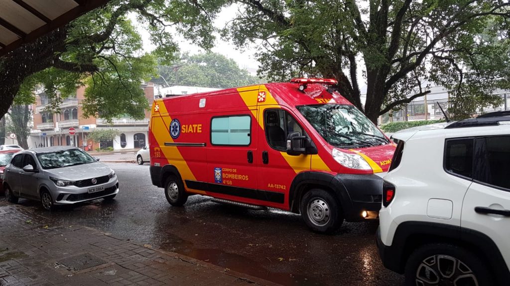 Motociclista fica ferido em acidente no Centro