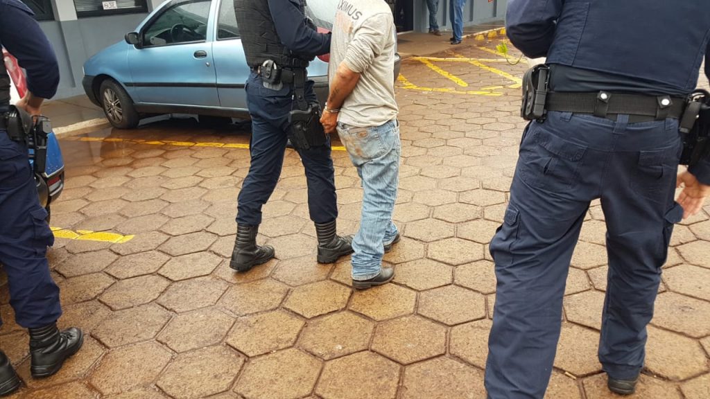 Homem é detido pela Guarda Municipal após desacatar equipe e causar tumulto em terminal