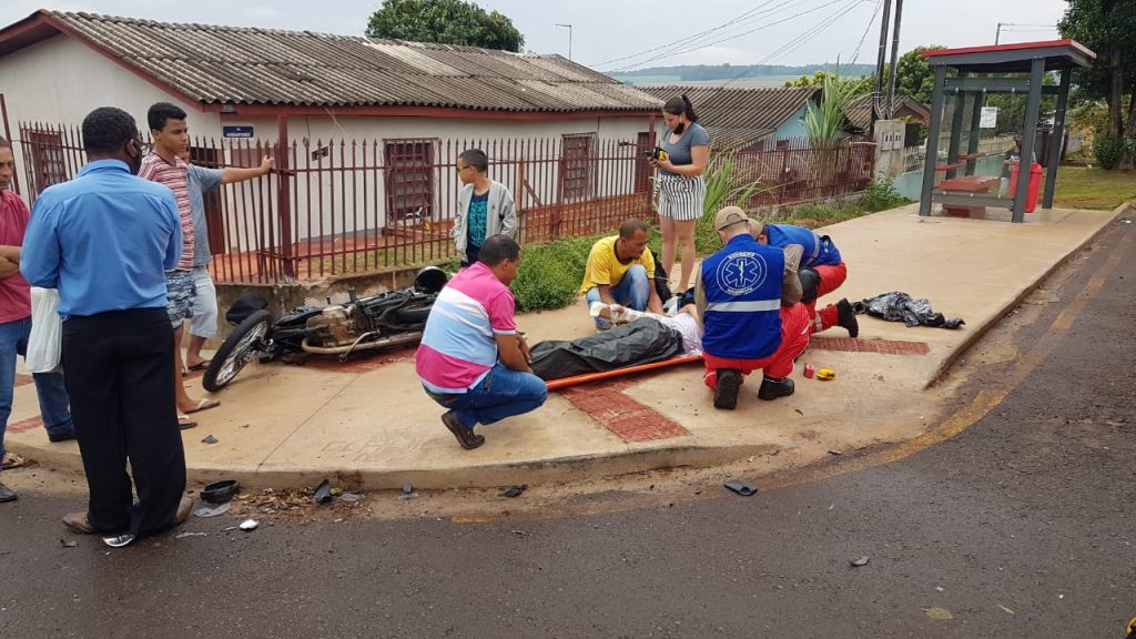 Jovem quebra o braço após colisão entre carro e moto no Bairro Floresta
