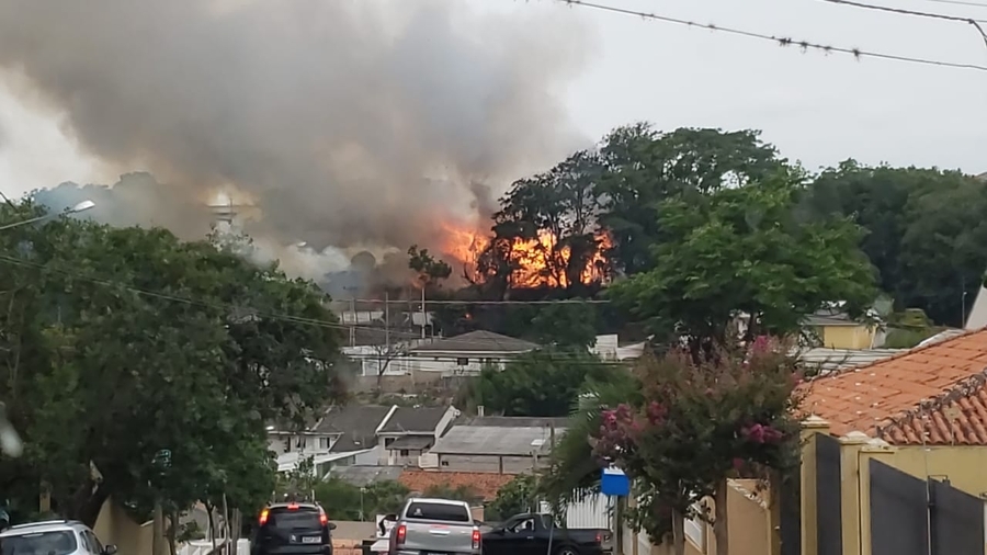 Oficina é atingida por incêndio de grandes proporções em Ponta Grossa