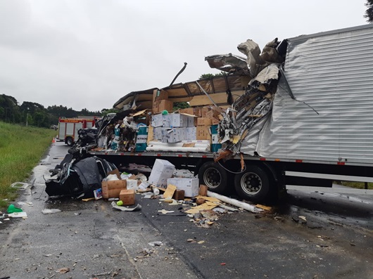 Motorista morre em grave colisão entre caminhões na BR-476