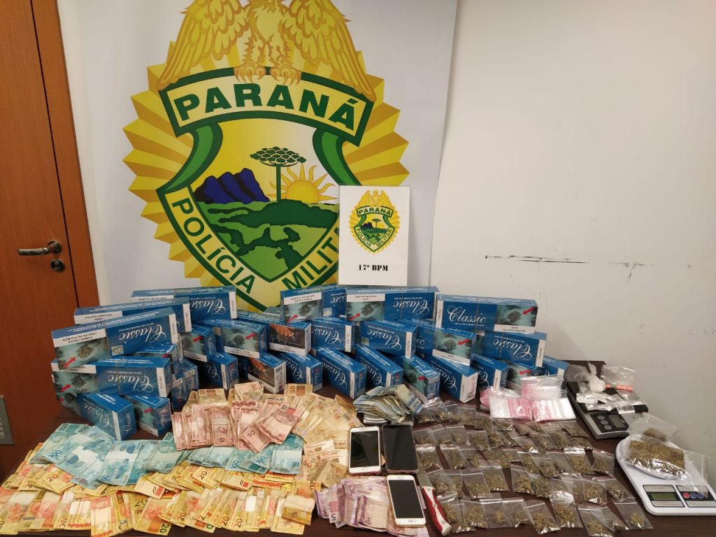 Ponto de tráfico disfarçado de tabacaria é alvo da PM e dono é preso com R$ 10 mil, maconha e cocaína