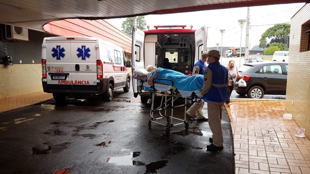 Idoso é socorrido ao sofrer queda na área rural de Cascavel