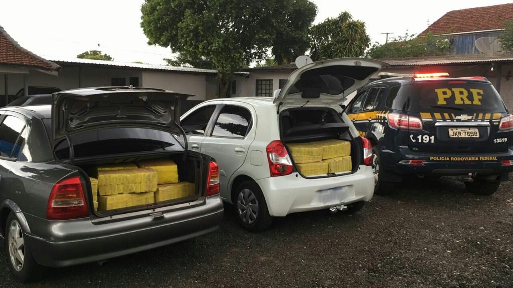 PRF apreende carros com 410 quilos de maconha em Icaraíma