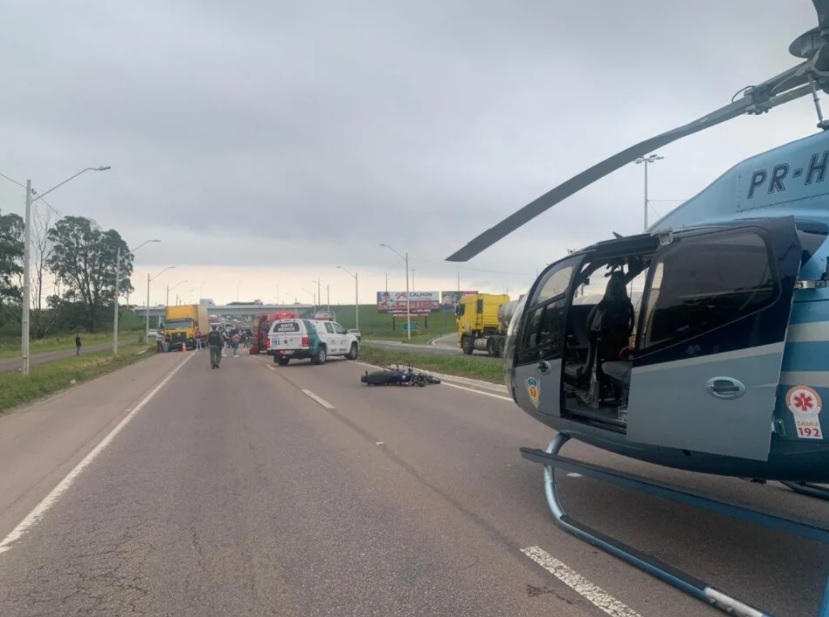 Motociclista bate contra carro e precisa ser socorrido em estado grave em Araucária