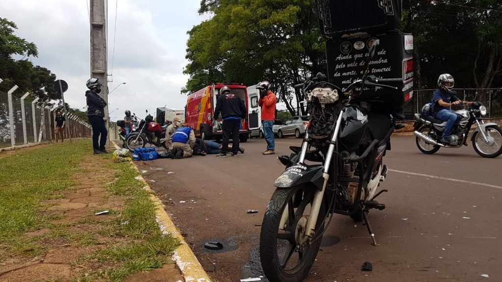Motociclista fica ferido em acidente de trânsito na Rua Vinte e Cinco de Agosto