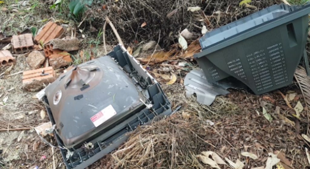 Moradora reclama de descarte irregular de lixo em córrego no final da Rua Tapajós