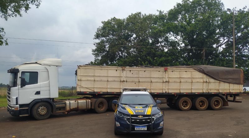 PRF apreende carreta carrega com R$ 1 milhão em cigarros contrabandeados às margens da BR-277
