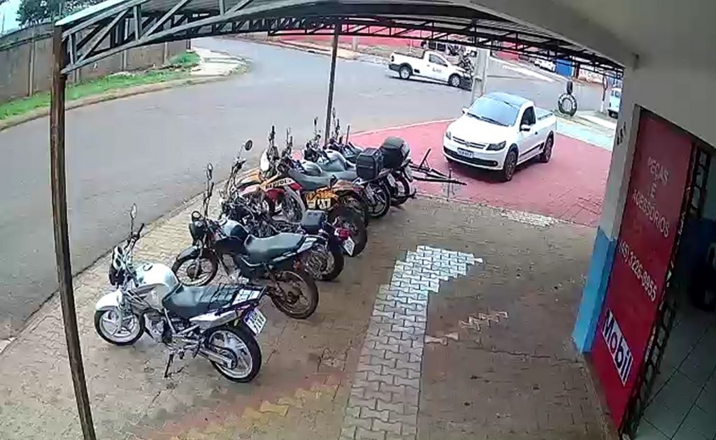 Forte impacto: câmera mostra colisão entre carro e moto no Pioneiros Catarinenses