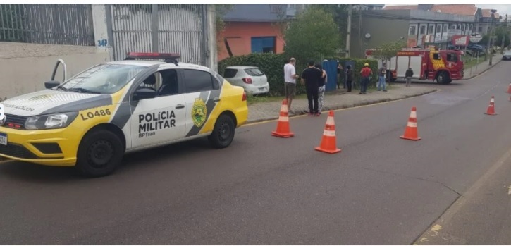 Motorista se distrai com celular e acaba derrubando muro de imóvel