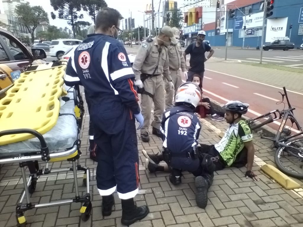 Ciclista e pedestre se envolvem em acidente na ciclovia da Av. Brasil
