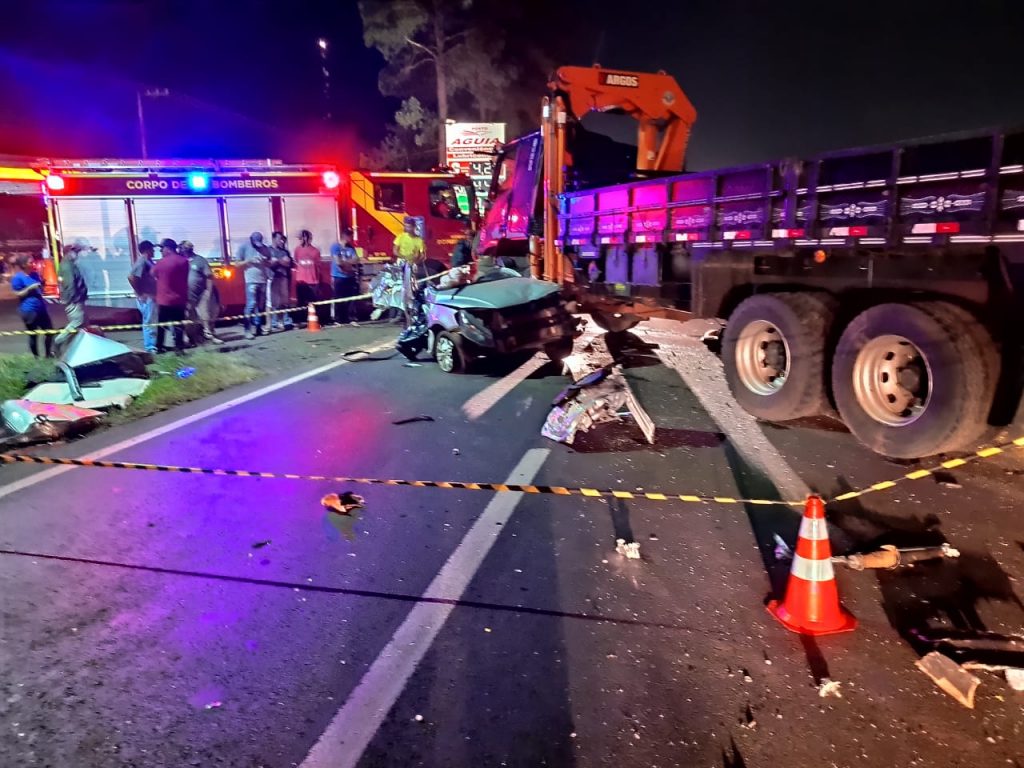 Motorista morre ao bater de frente com caminhão na BR-277