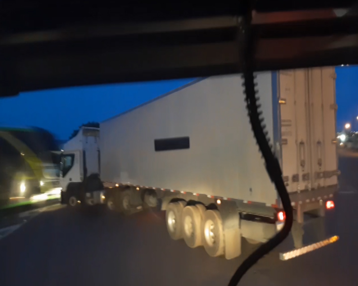 Carreta faz contorno em local irregular para acessar BR-277 e condutor reclama de atitude dos motoristas