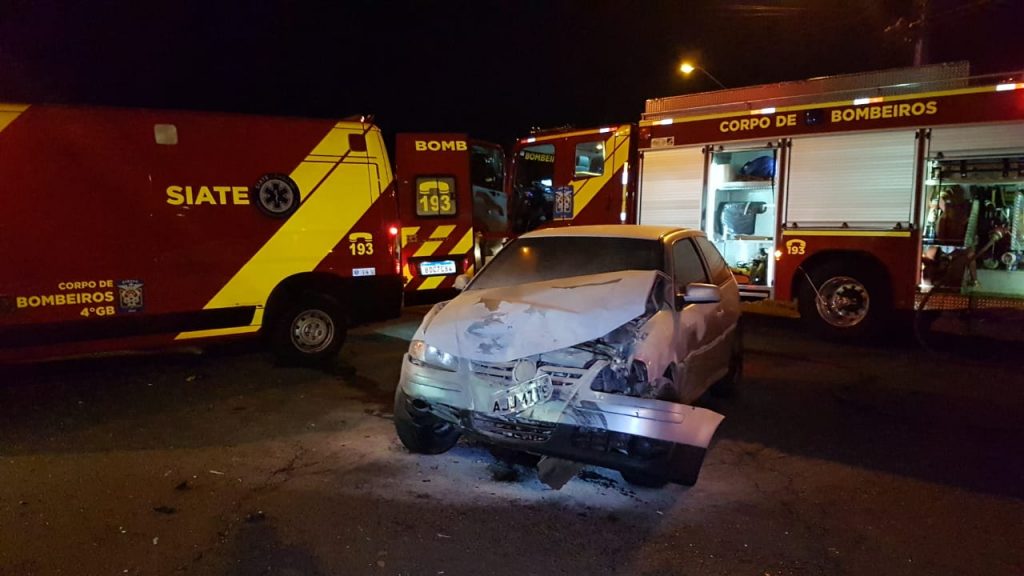 Clio capota e Gol tem princípio de incêndio em colisão no Parque São Paulo