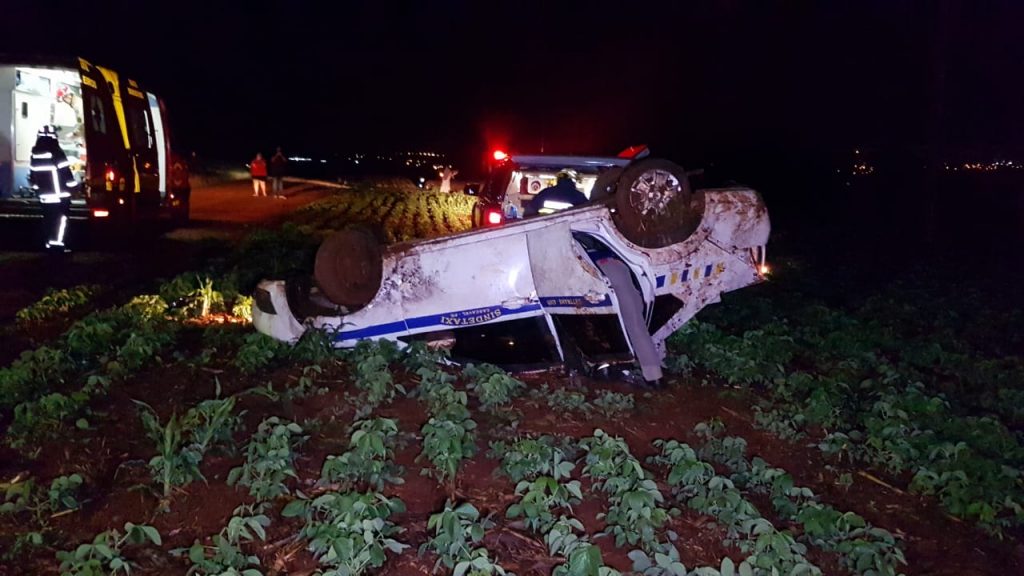 Táxi vai parar em plantação ao capotar na BR-467