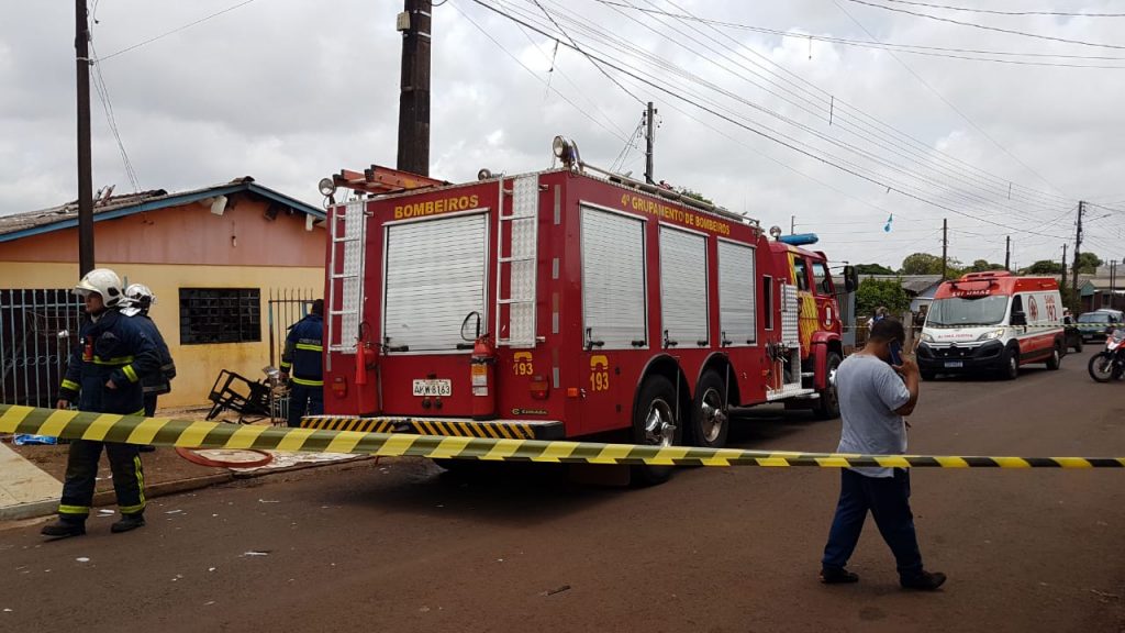 Três pessoas são socorridas após incêndio em casa no Interlagos