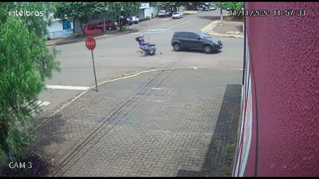 Vídeo mostra colisão entre carro e moto na Rua Pio XII, no Bairro Neva