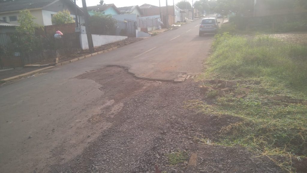 Morador reclama de buraco na Rua Padre Paulo Englert, na divisa do Interlagos com o Floresta