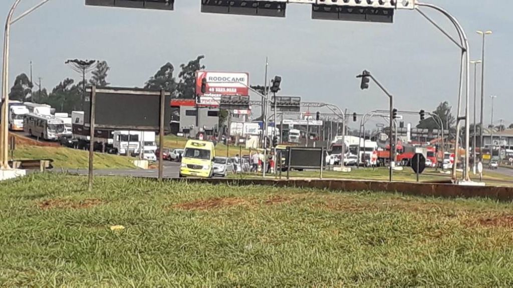 Três veículos se envolvem em colisão no Trevo Cataratas