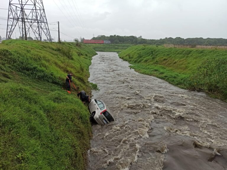 Carro com família capota e cai dentro de rio na Avenida das Torres
