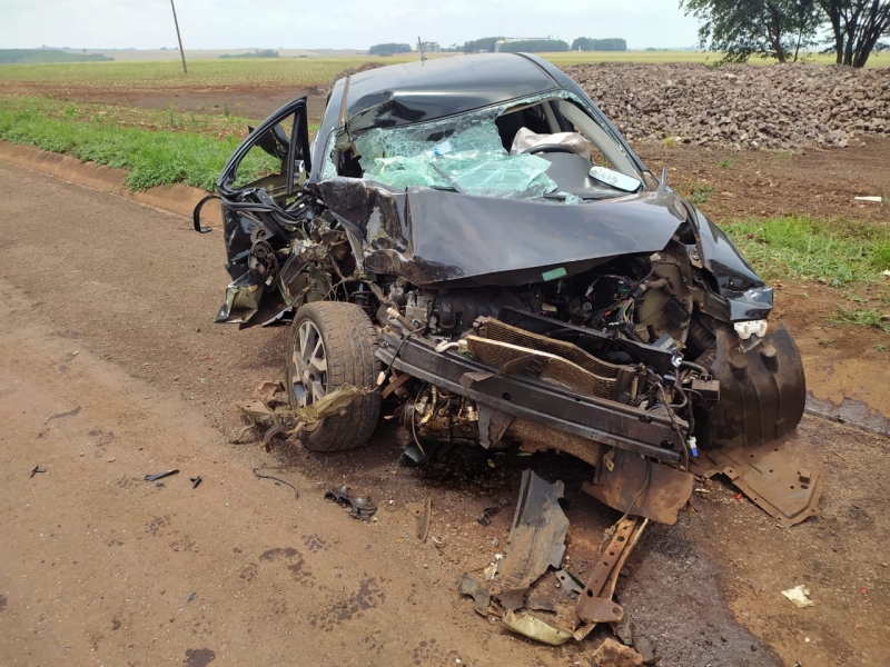 Carro fica destruído ao colidir com árvore na PR-239