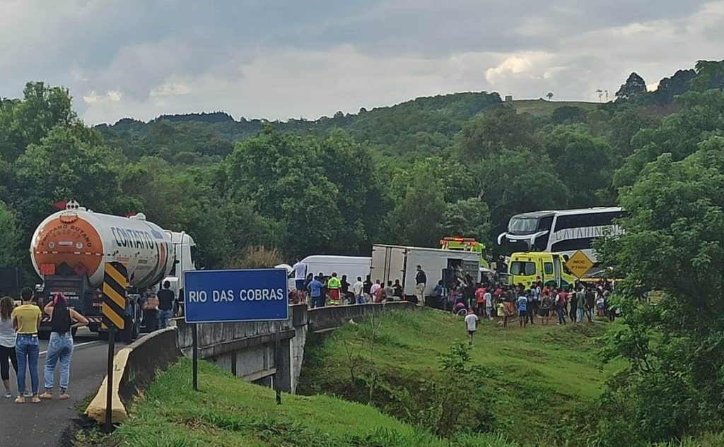 Motorista morre em acidente na BR-277 e populares chegam a arrastar corpo para saquear carga