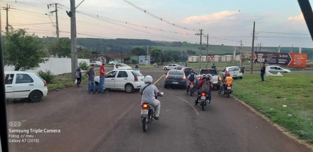 Quatro veículos se envolvem em colisão na Av. das Pombas