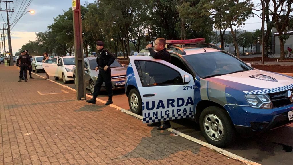 Criança é deixada sozinha em veículo e GM é acionada ao Pacaembu