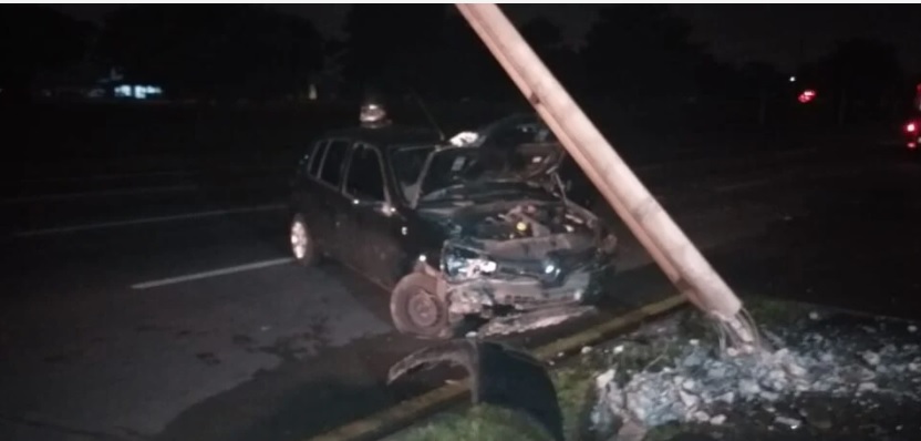 Motorista perde controle de carro após ser atingido por caminhão e bate contra poste