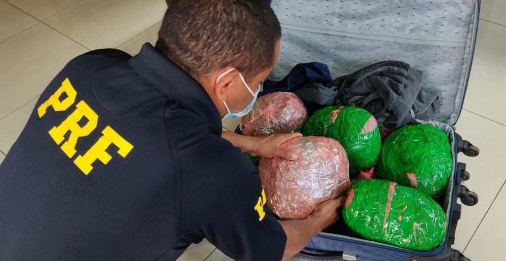 PRF apreende droga em veículo que fazia o transporte de pessoas através de aplicativo de carona