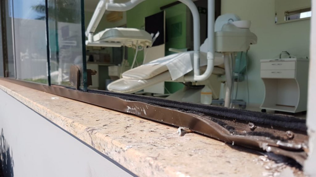 Ladrão arromba clínica odontológica no Centro e furta celular e notebook