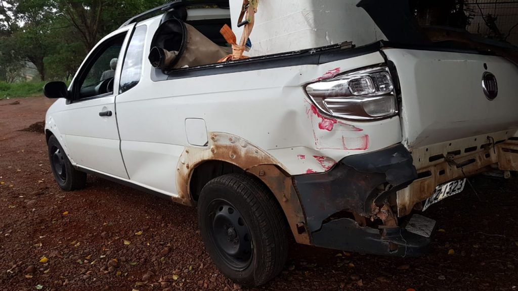 Carro é atingido por carreta no Trevo da Portal