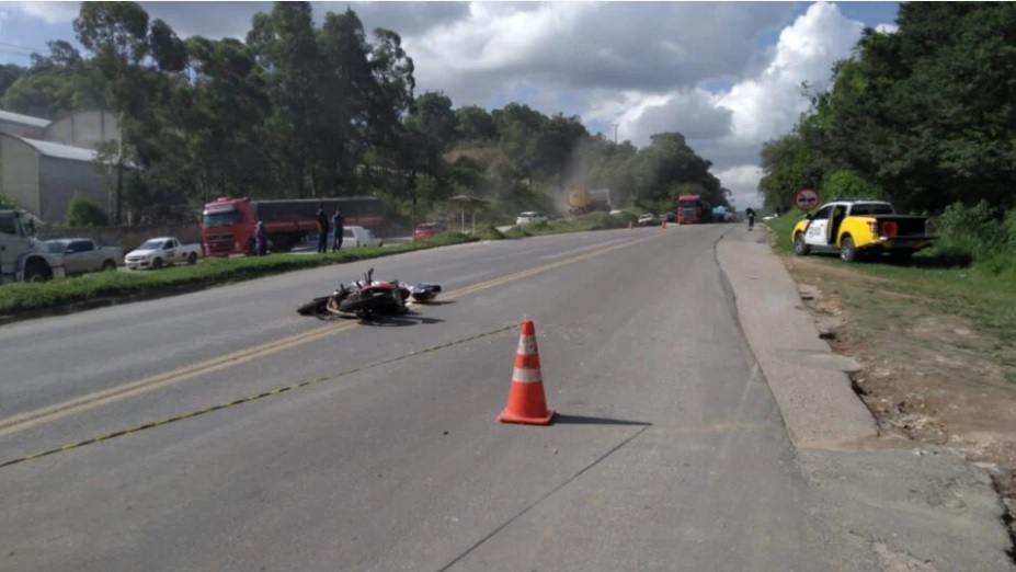 Uma pessoa morre e outra fica gravemente ferida em acidente na Rodovia dos Minérios
