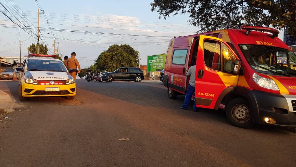 Carro e moto se envolvem em colisão na Avenida Papagaios