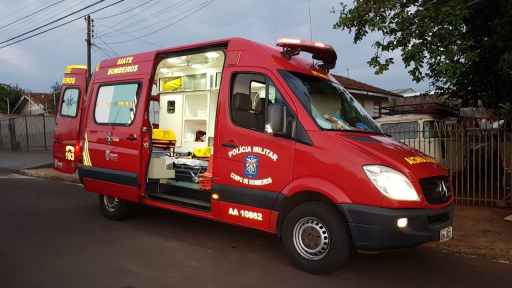 Jovem é socorrida no Bairro Guarujá ao sofrer queda